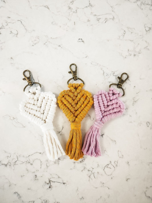 Heart shaped macrame keychain, it comes in a variety of colors.